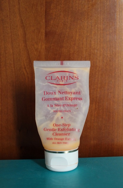 Doux nettoyant gommant express à la sève d’orange Clarins