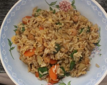 riz frit aux légumes et aux crevettes façon Khao Pad Kai