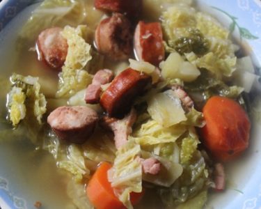 Soupe au chou et à la saucisse fumée