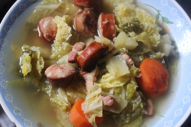 Soupe au chou et à la saucisse fumée